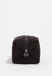 Borsa in nylon marrone di forma rettangolare, con una cerniera centrale e un tirazip in metallo argentato. Texture liscia, design minimale, senza motivi.
