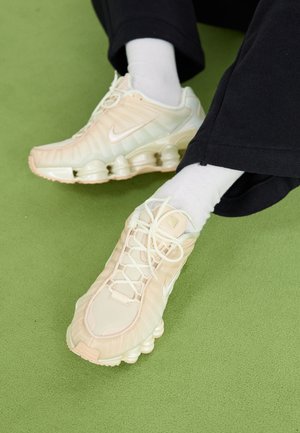 Nike Sportswear SHOX TL NA8 - Joggesko - pearl white/soft pearl/particle pink