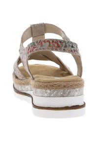 Sandales à brides présentant une tige à motifs multicolores, une semelle intérieure rembourrée beige, une semelle intermédiaire en jute et une semelle extérieure en caoutchouc blanc.