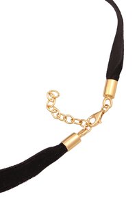 Schwarzer Wildleder-Choker mit goldenen Metallelementen, ausgestattet mit einem Verschluss und einer verstellbaren Kette zur Längenanpassung. Glatte Textur, minimales Design.