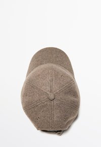 Cappello di lana marrone con una corona arrotondata, visiera curva e dettagli di sei occhielli di ventilazione. Testurizzato, con una sottile variazione di colore.