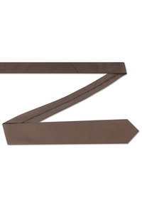 Brązowy tkany krawat o gładkiej fakturze, z klasycznym wąskim krojem i ostrym zakończeniem. Brak widocznych wzorów lub metalowych akcentów.