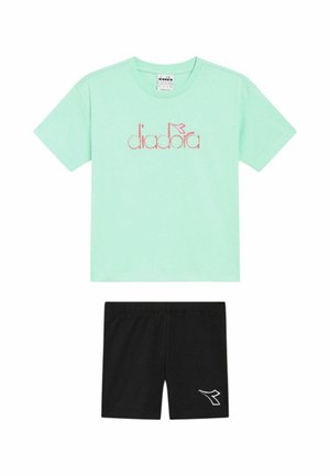 T-shirt in cotone verde menta con logo rosso e pantaloni neri con logo bianco. Entrambi gli indumenti hanno una vestibilità casual e una texture morbida.