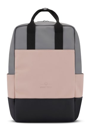 Zaino con sezioni grigie, rosa e nere; realizzato in materiale liscio. Presenta due manici neri e una tasca laterale. Logo del marchio impresso.