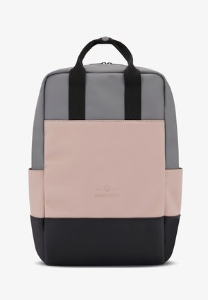 Rugzak met grijze, roze en zwarte secties; gemaakt van glad materiaal. Beschikt over twee zwarte handvatten en een zijvak. Merkenlogo is ingegoten.