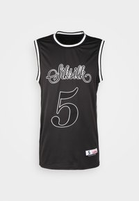 Svart ärmlös baskettröja med vita accenter, stor "5" och "Siksilk"-text i dekorativ stil, med en liten etikett på den nedre fållen.