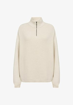 Maglione crema con zip a collo alto in texture a coste, dotato di maniche lunghe e una vestibilità rilassata, con una zip a un quarto di lunghezza sul colletto.