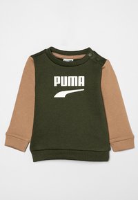 Sudadera juvenil verde y beige con textura acanalada, cuello redondo y botones a presión en el hombro. Presenta un logo blanco de "PUMA".