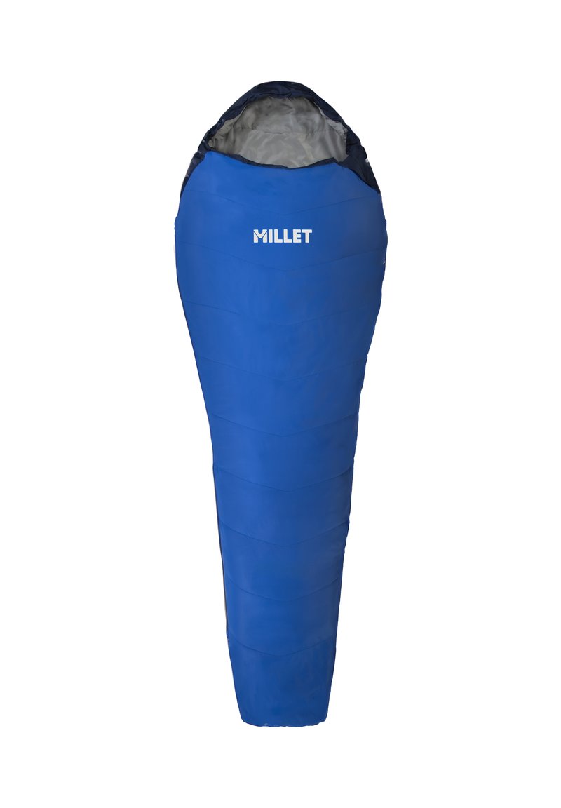 Sac de couchage bleu à design effilé, avec des coutures horizontales et une doublure intérieure grise. Nom de la marque "MILLET" imprimé en haut.