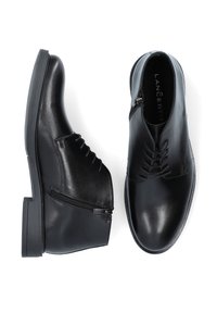 Czarne skórzane buty o eleganckim designie, zaokrąglonym nosku, sznurowanym przodzie i bocznym zamku błyskawicznym dla łatwego zakładania. Teksturowana podeszwa zapewnia przyczepność.