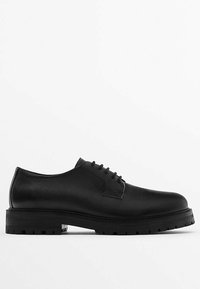 Chaussures en cuir noir avec un bout arrondi, un système de laçage et une semelle en caoutchouc épaisse et texturée dotée d'un motif de bande de roulement pour une meilleure adhérence.