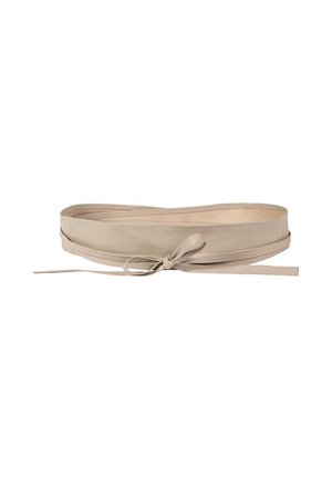 Cinturón obi de cuero beige con una correa fina atada en un lazo en la parte delantera, diseñado para envolverse alrededor de la cintura.