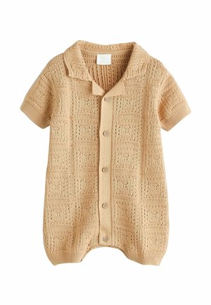 Beige strikket babyheldragt med korte ærmer, knapper foran og tekstureret geometrisk mønster, med lille krave.