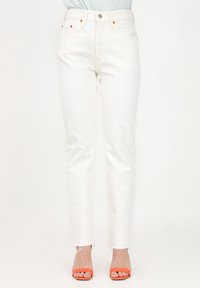 Jeans blancos de cintura alta con un corte recto, que presentan herrajes de cobre, dobladillo deshilachado y una suave tela de mezcla de algodón.