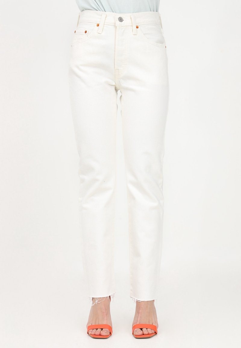 Jeans blancos de cintura alta con un corte recto, que presentan herrajes de cobre, dobladillo deshilachado y una suave tela de mezcla de algodón.