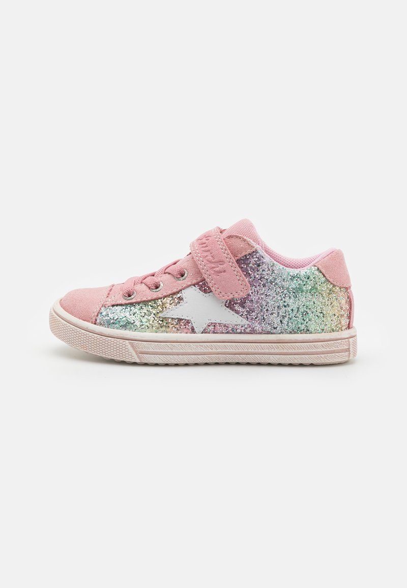Sneaker in suede rosa con un design a gradiente glitterato in colori pastello, accento a forma di stella bianca e fascia regolabile in Velcro. Suola in gomma.