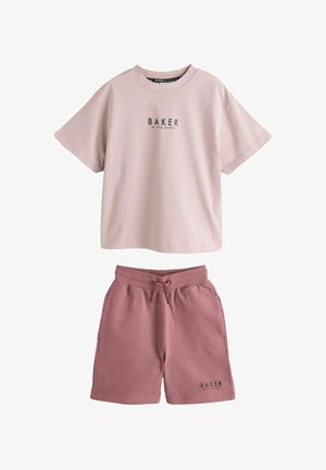 Lyserød kortærmet t-shirt med "BAKER"-logo. Matchende mørkrosa shorts med elastisk talje og sidelommer. Blødt stof.