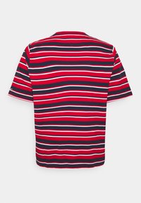 Camiseta de manga corta con cuello redondo en franjas horizontales rojas, azul marino y blancas. Tejido suave con corte regular y detalles de dobladillo cosido.