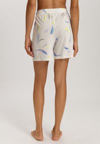 Katoenen shorts in lichtroom met een meerkleurig abstract patroon. Voorzien van een elastische tailleband en een losse fit, knielange ontwerp.