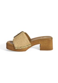 Beige gevlochten platformsandaal met een chunky houten hak, voorzien van gouden studs langs de rand en een vierkante bovenkant.