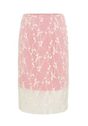 Roze kokerrok met wit bloemmotief kant overlay en knopen langs de zijkant, met een semi-transparante kanten zoom.