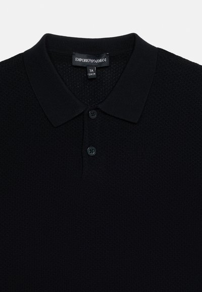 Μαύρο κοντομάνικο πόλο με υφασμάτινη υφή, δύο μαύρα κουμπιά και ετικέτα Emporio Armani στον γιακά με μέγεθος 7A 124 εκ.