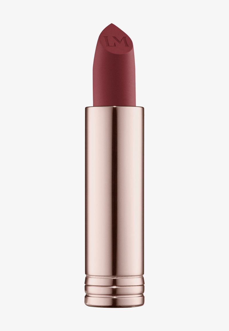 Matte leppestift i dyp rose nyanse. Kuleformet design med en avrundet spiss med preget "LM" og en metallisk roségulltube med ribbet bunn.