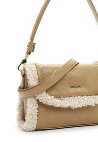 Punane võltsnahast käekott, millel on tekstureeritud kreemjas villa detail, reguleeritav rihm, kuldsed detailid ja struktureeritud ristkülikukujuline kuju.