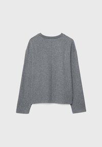 Grauer Strickpullover mit Rundhalsausschnitt, langen Ärmeln und weitem Schnitt, mit einer einfachen Textur und ohne sichtbare Muster oder Beschläge.