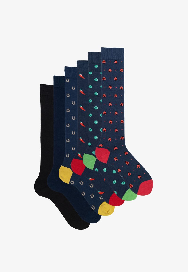 Sechs Paar Baumwollsocken mit verschiedenen Mustern: schwarz, marineblau mit roten Akzenten, grüne Kleeblätter, rote Marienkäfer und Chilischoten.