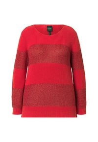 Czerwony sweter w paski o różnorodnych fakturach; ma szeroki dekolt i długie rękawy; wykonany z dzianiny o luźnym kroju.