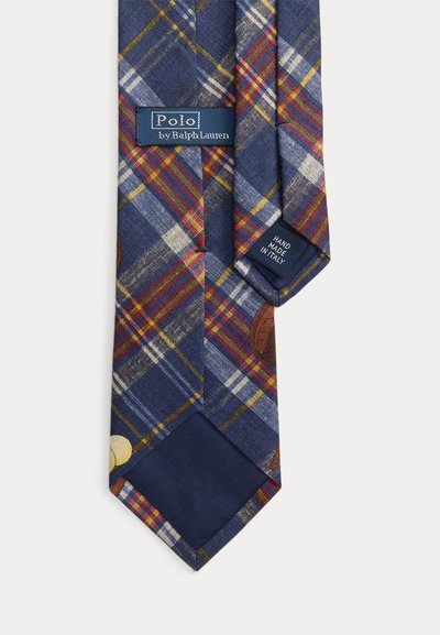 Γραβάτα με καρό μοτίβο σε ναυτικό μπλε χρώμα με κόκκινες, κίτρινες και λευκές ρίγες, με ετικέτες Polo by Ralph Lauren και "Χειροποίητο στην Ιταλία".
