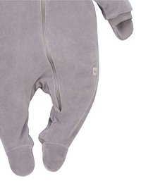 Lys grå fleece-babyheldragt med lynlås foran, fodede design og ribbede manchetter. Har et lille mærke foran.