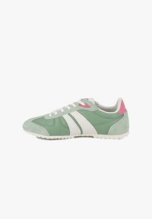Le sneakers in suede verde presentano strisce bianche, un accento rosa sul tallone e una suola testurizzata. La tomaia ha una finitura liscia con dettagli di cucitura.
