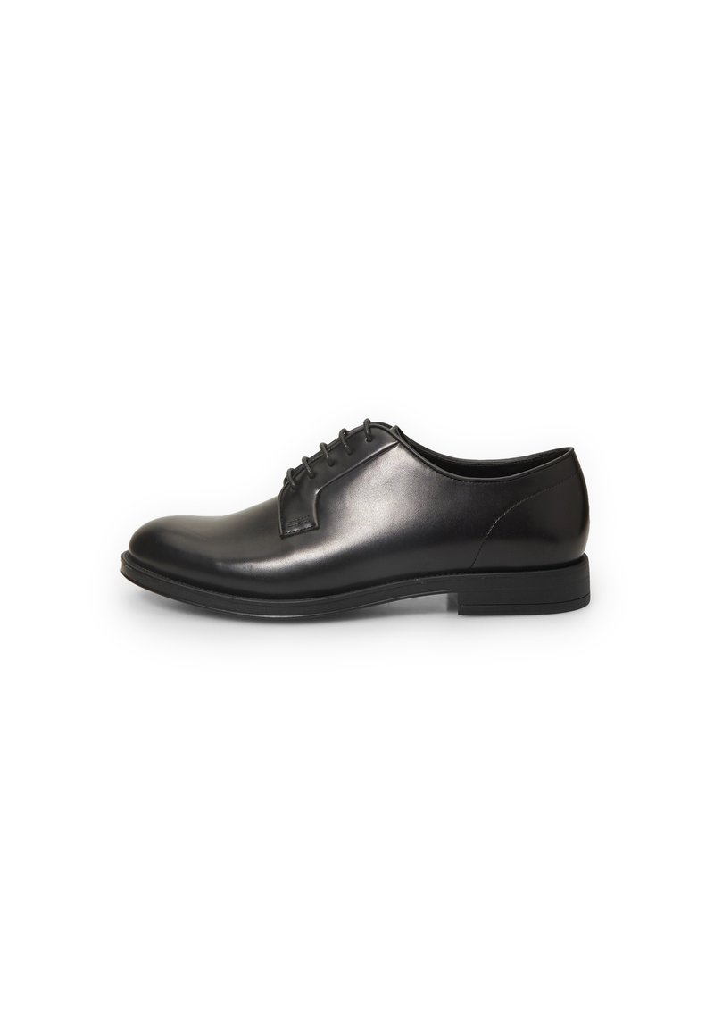 Scarpa da uomo in pelle nera con finitura liscia, punta arrotondata, design con quattro occhielli per i lacci e suola in gomma a profilo basso.