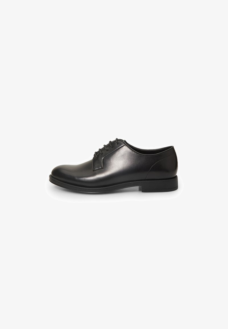 Scarpa da uomo in pelle nera con finitura liscia, punta arrotondata, design con quattro occhielli per i lacci e suola in gomma a profilo basso.