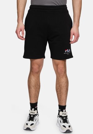 Sorte bomuldsshorts med elastisk talje, der har et rødt og hvidt broderet FILA-logo på venstre ben. Struktureret stof, knælængde design.