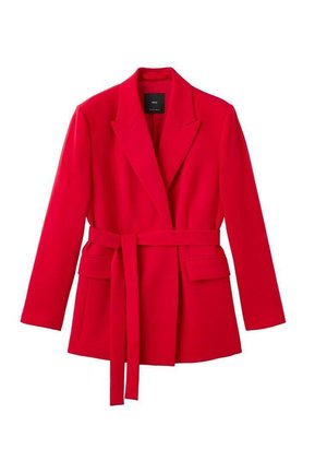 Czerwona, dopasowana marynarka z długimi rękawami, klapami z wycięciem, przednimi kieszeniami z patkami oraz pasem z tego samego materiału przewiązanym w talii.