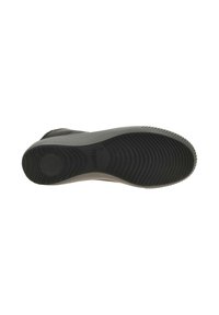 Suola di scarpa nera con texture nervata, caratterizzata da un accento grigio liscio. La parte inferiore include una sezione di presa in gomma circolare.