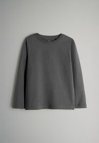 Szara longsleeve z bawełny, z okrągłym dekoltem i gładką, miękką strukturą. Brak widocznych wzorów lub akcentów.