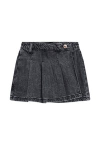Gonna mini in denim nero con pieghe, chiusura a bottone e finitura testurizzata. Presenta una vita con passanti per cintura e cuciture pulite.