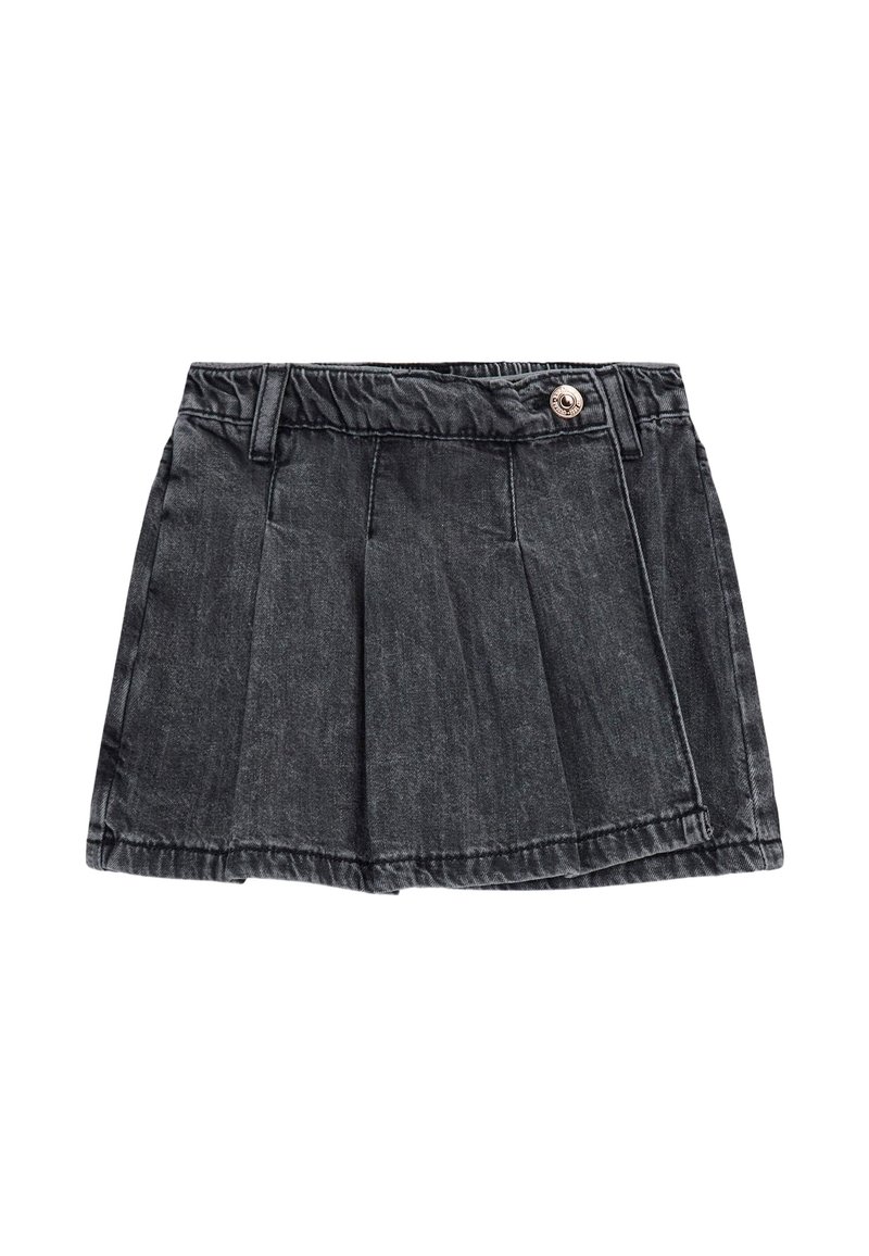 Gonna mini in denim nero con pieghe, chiusura a bottone e finitura testurizzata. Presenta una vita con passanti per cintura e cuciture pulite.
