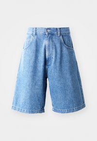 Shorts en denim bleu clair avec taille haute, deux poches latérales et ourlet brut. Dispose d'une fermeture à bouton et à glissière à l'avant.