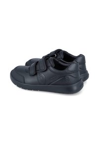 Zapatos de cuero negro con diseño de punta redondeada, que cuentan con dos correas ajustables de Velcro y una suela de goma texturizada.
