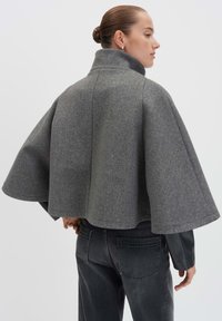 Grau-wollmischung Umhang mit hochgeschlossenem Kragen, glatter Textur und fließender Silhouette. Verfügt über abgerundete Kanten und eine lockere Passform.