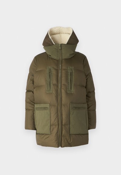 Ελιάς πράσινη φουσκωτή ζακέτα με κουκούλα, διαθέτει φερμουάρ στη θηλαστική τσέπη και κάτω μπατζάκια, με απαλή, μπεζ φλις επένδυση.