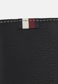 Tommy Hilfiger CORP TRIFOLD UNISEX - Geldbörse - black