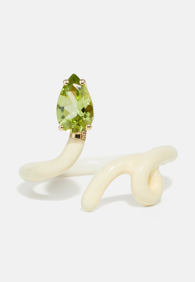 Piatra prețioasă de formă pătrată, de culoare verde, montată în aur, atașată de un inel din aur alb frosted, cu un design împletit. Textură netedă cu un design unic și curgător.