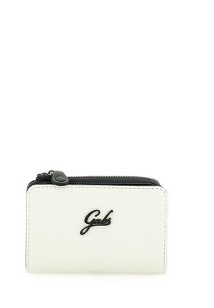 Piccolo portafoglio bianco in pelle con texture, con cerniera nera e logo nero "Gabs" sulla parte anteriore.