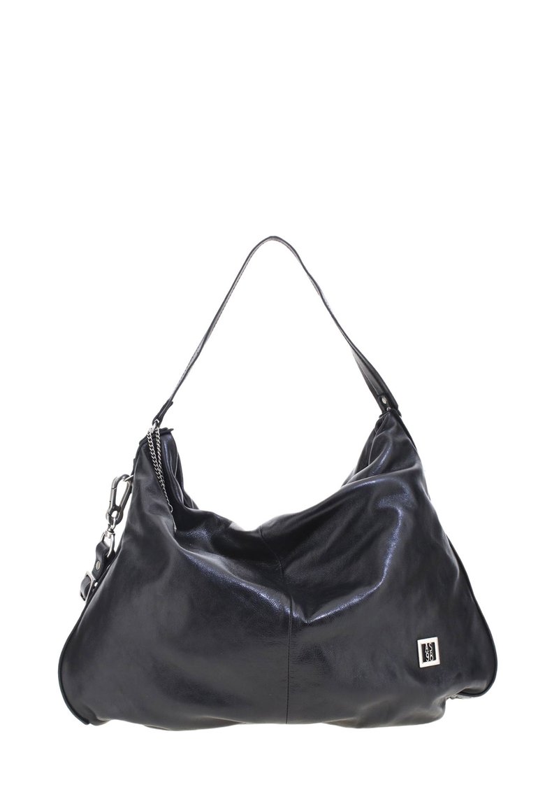 Borsa hobo in pelle nera con texture morbida, forma curva, una tracolla singola e un logo decorativo sul lato. Dotata di chiusura con zip.